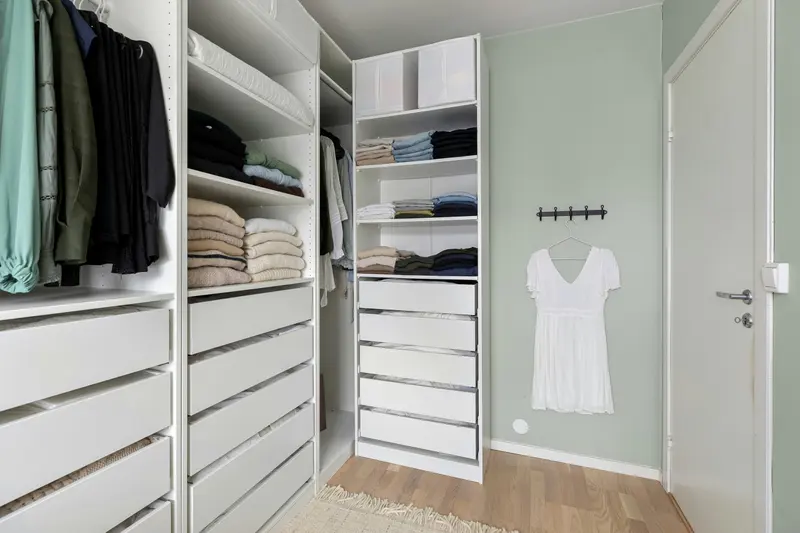 Closet branco com gaveteiro, prateleiras e cabideiro