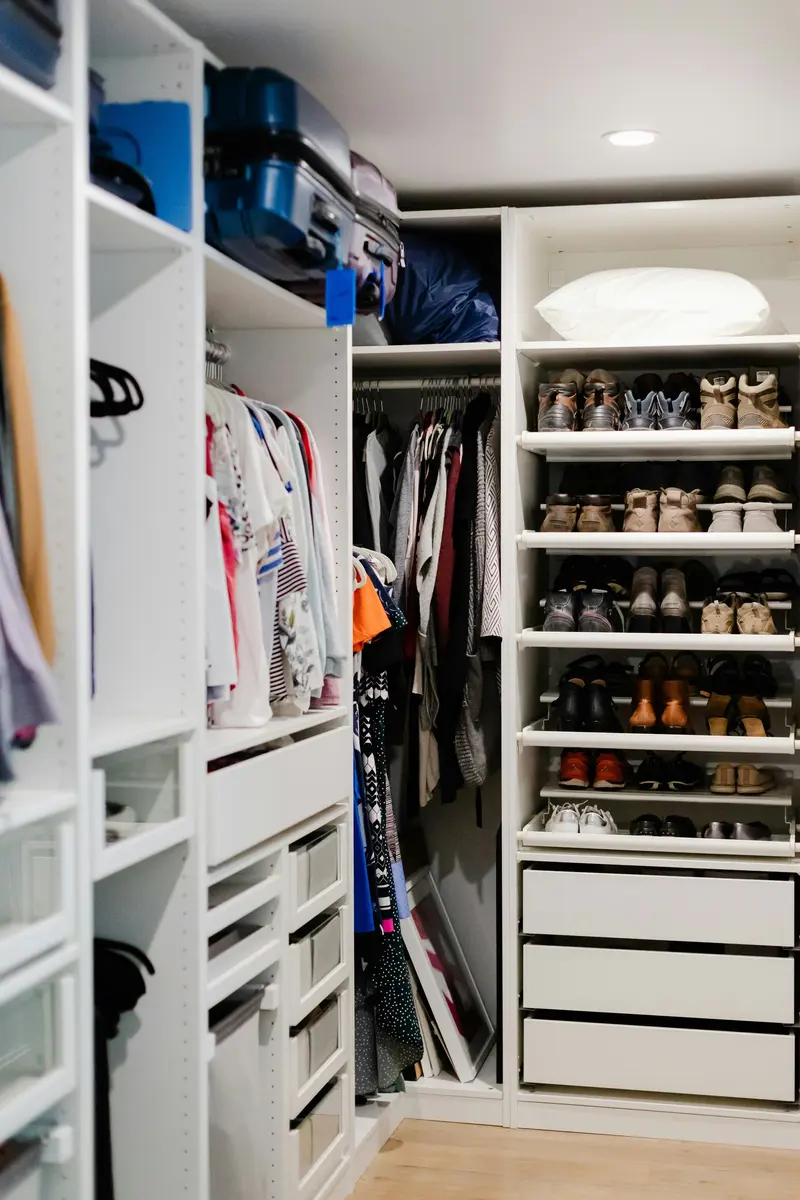 Closet branco com sapateira, cabideiros e gaveteiro