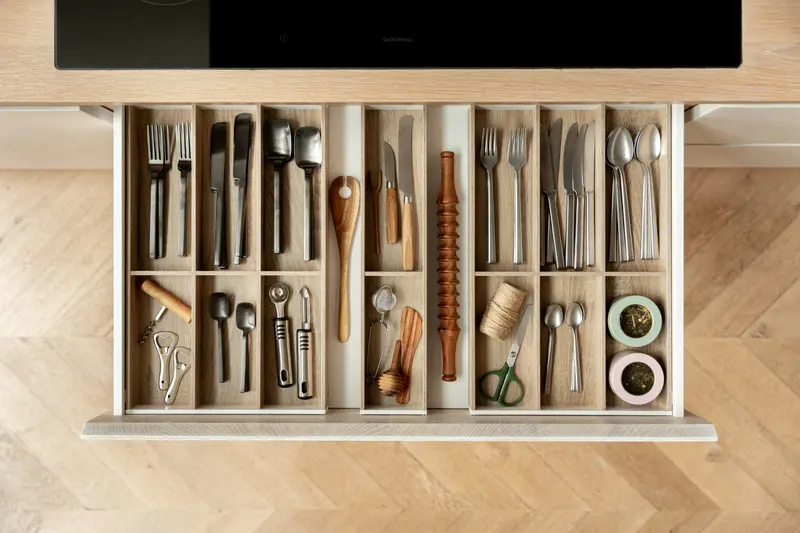 Gaveta de cozinha com divisórias para talheres e utensílios